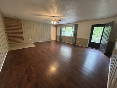 3 Bedroom 2.5 bath home sets on a private and quiet lot in - photo 4