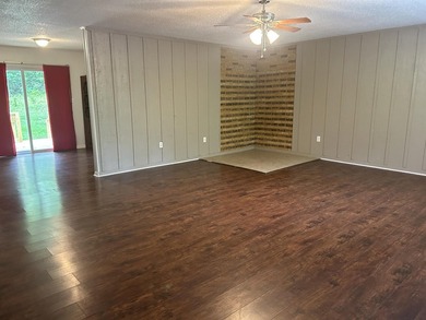 3 Bedroom 2.5 bath home sets on a private and quiet lot in - photo 5