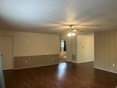 3 Bedroom 2.5 bath home sets on a private and quiet lot in - photo 6