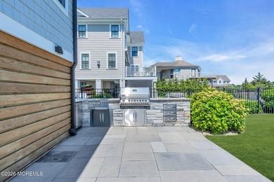 An Extraordinary Waterfront Estate with Panoramic Views and - photo 3