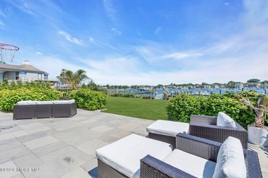 An Extraordinary Waterfront Estate with Panoramic Views and - photo 4