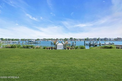 An Extraordinary Waterfront Estate with Panoramic Views and - photo 5