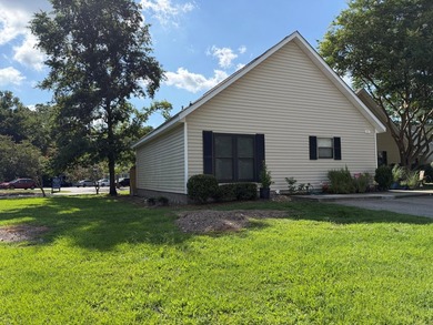 Welcome to 923 E Estates Boulevard, a charming single-story - photo 1