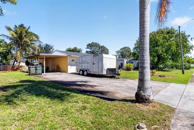 Authentic mid-century CBS home featuring 3 bedrooms, 1.5 - photo 3