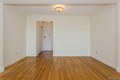 (private lake, pond, coastal) Home Sale Pending in Long Beach New York