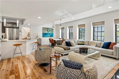 Tucked away in Newport's sought-after Historic Hill neighborhood - photo 6