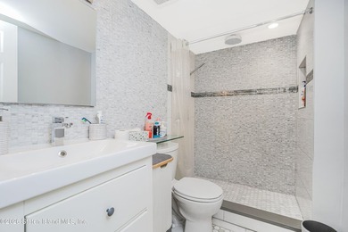 Looking for a 3 bedroom, 4 bath beautiful, spacious, bright - photo 35