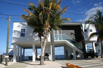 Walk into this luxurious palace with captivating open water - photo 1
