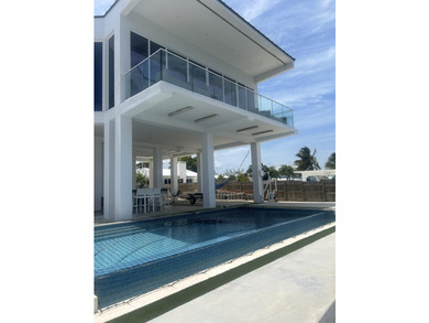 Walk into this luxurious palace with captivating open water - photo 2
