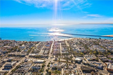 Located in the heart of Corona del Mar Village, this home - photo 1