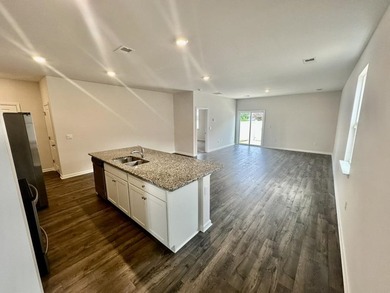 Welcome to this beautifully maintained 5-bedroom, 3.5-bath home - photo 4