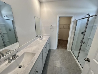 Welcome to this beautifully maintained 5-bedroom, 3.5-bath home - photo 10