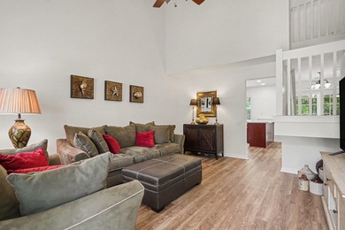 Location, location, location! Enjoy this wonderful 3-bedroom, 2 - photo 2