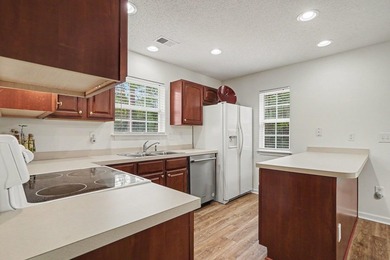 Location, location, location! Enjoy this wonderful 3-bedroom, 2 - photo 6