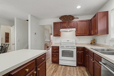 Location, location, location! Enjoy this wonderful 3-bedroom, 2 - photo 7