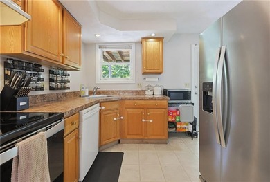 Enjoy the ease of one-level living in this desirable end-unit - photo 4