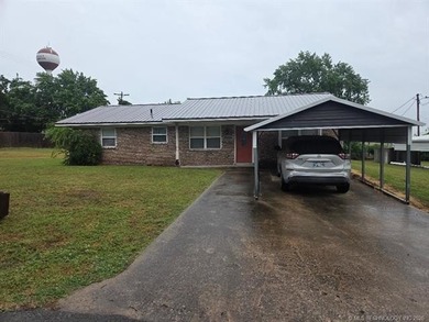 Great brick home located close to shopping, restaurants, schools - photo 1