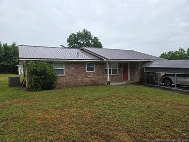 Great brick home located close to shopping, restaurants, schools - photo 2