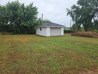 Great brick home located close to shopping, restaurants, schools - photo 3