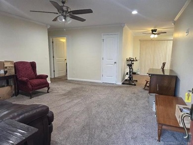 Great brick home located close to shopping, restaurants, schools - photo 7