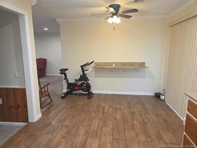 Great brick home located close to shopping, restaurants, schools - photo 10