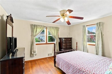 Welcome to this well-maintained 3-bedroom, 1-bath home in - photo 2