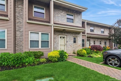 Beautiful townhouse condo offering comfort and convenience. This - photo 2