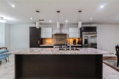 Beautiful townhouse condo offering comfort and convenience. This - photo 8