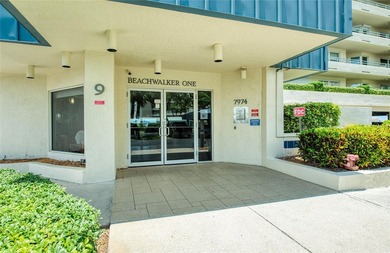 This spacious corner unit in Harbourside is move-in ready with - photo 2