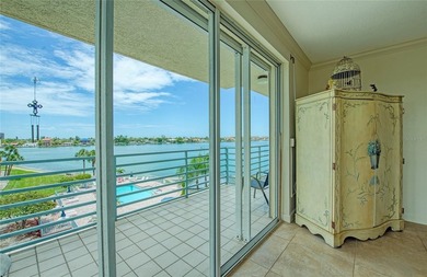 This spacious corner unit in Harbourside is move-in ready with - photo 3