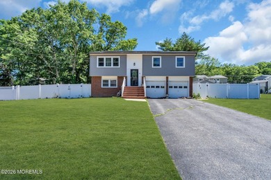 PRICED TO SELL! Welcome to this spacious 4-bedroom, 2.5-bath - photo 4