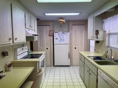 REDUCED PRICE! Situated on a generous corner lot in this 55+ - photo 3