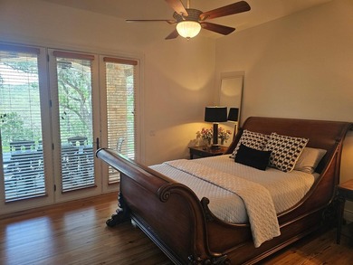 A newly rennovated sanctuary w/iconic views spanning across 3.04 - photo 19
