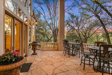 A newly rennovated sanctuary w/iconic views spanning across 3.04 - photo 29