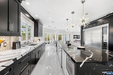 Wake up each day to breathtaking lakefront views in this - photo 11
