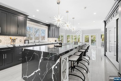 Wake up each day to breathtaking lakefront views in this - photo 12