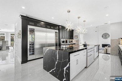 Wake up each day to breathtaking lakefront views in this - photo 13