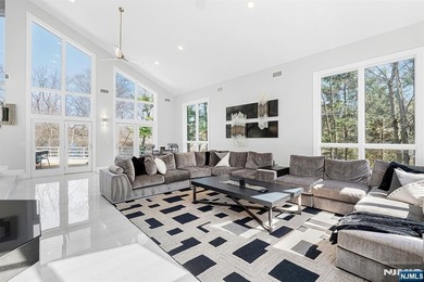 Wake up each day to breathtaking lakefront views in this - photo 18