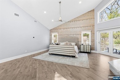 Wake up each day to breathtaking lakefront views in this - photo 21