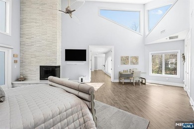 Wake up each day to breathtaking lakefront views in this - photo 22