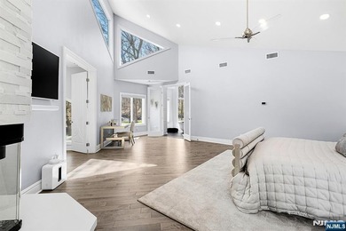 Wake up each day to breathtaking lakefront views in this - photo 23