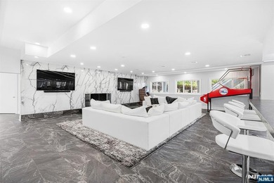 Wake up each day to breathtaking lakefront views in this - photo 35