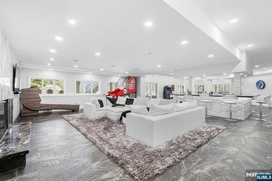 Wake up each day to breathtaking lakefront views in this - photo 36