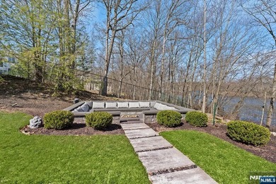 Wake up each day to breathtaking lakefront views in this - photo 41
