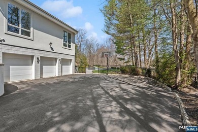 Wake up each day to breathtaking lakefront views in this - photo 45