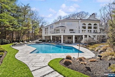 Wake up each day to breathtaking lakefront views in this - photo 46