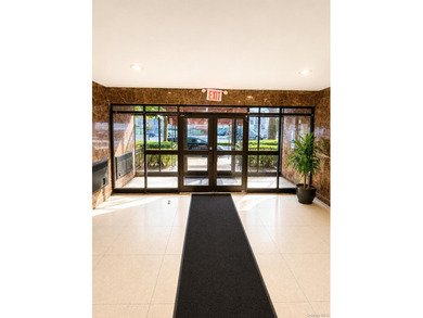 Bring your vision to this spacious 2-bedroom, 1.5-bath co-op - photo 1