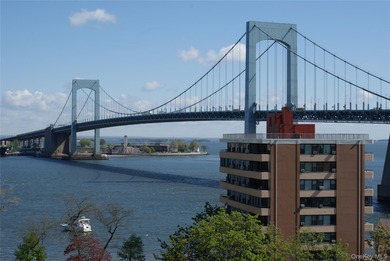 (private lake, pond, coastal) Home Sale Pending in Beechhurst New York