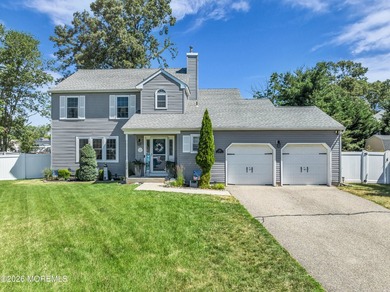 Welcome to this spacious 2 story colonial in Shelter Cove. This - photo 1