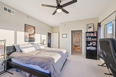 This Skyscape single-level end-unit condo offers the privacy and - photo 17